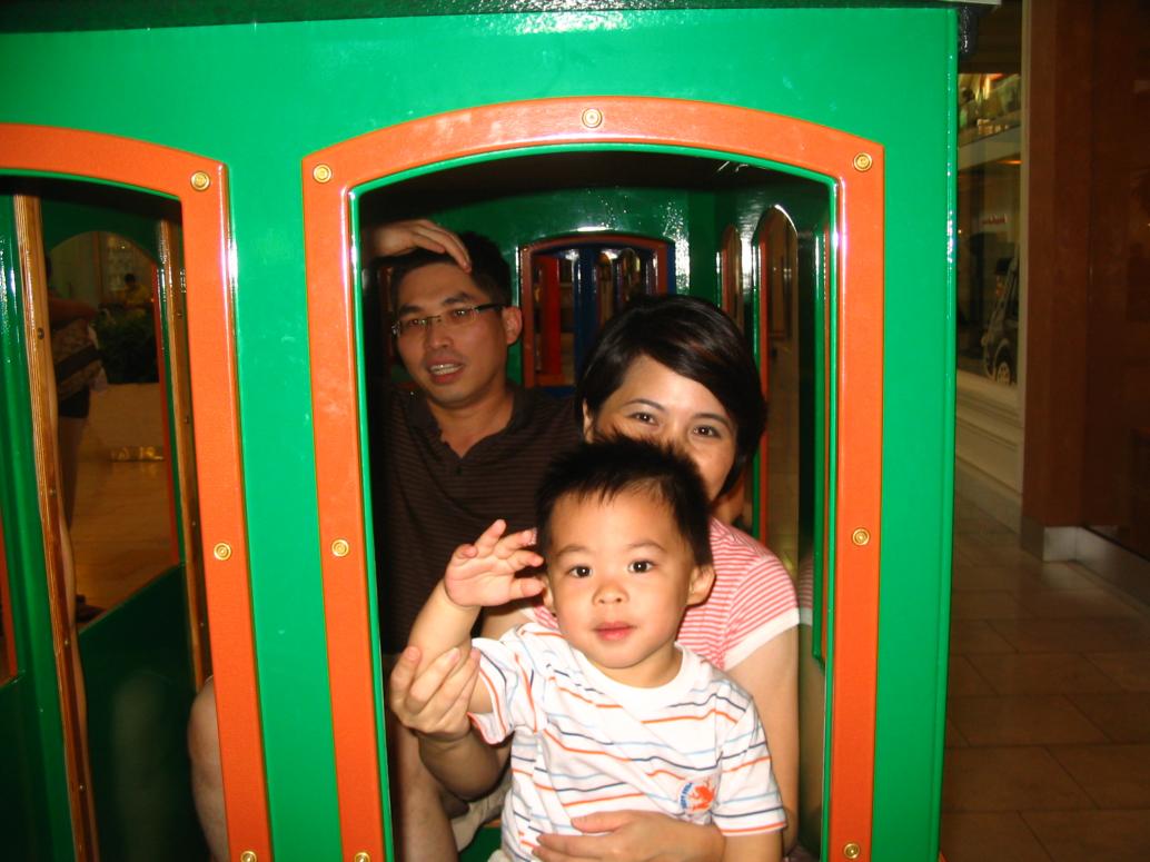 Tháng 8 này Chú Lâm xuống chơi. Nhà mình đi vô mall cho con chơi xe lửa. Chú Lâm chụp hình cho con luôn tay.