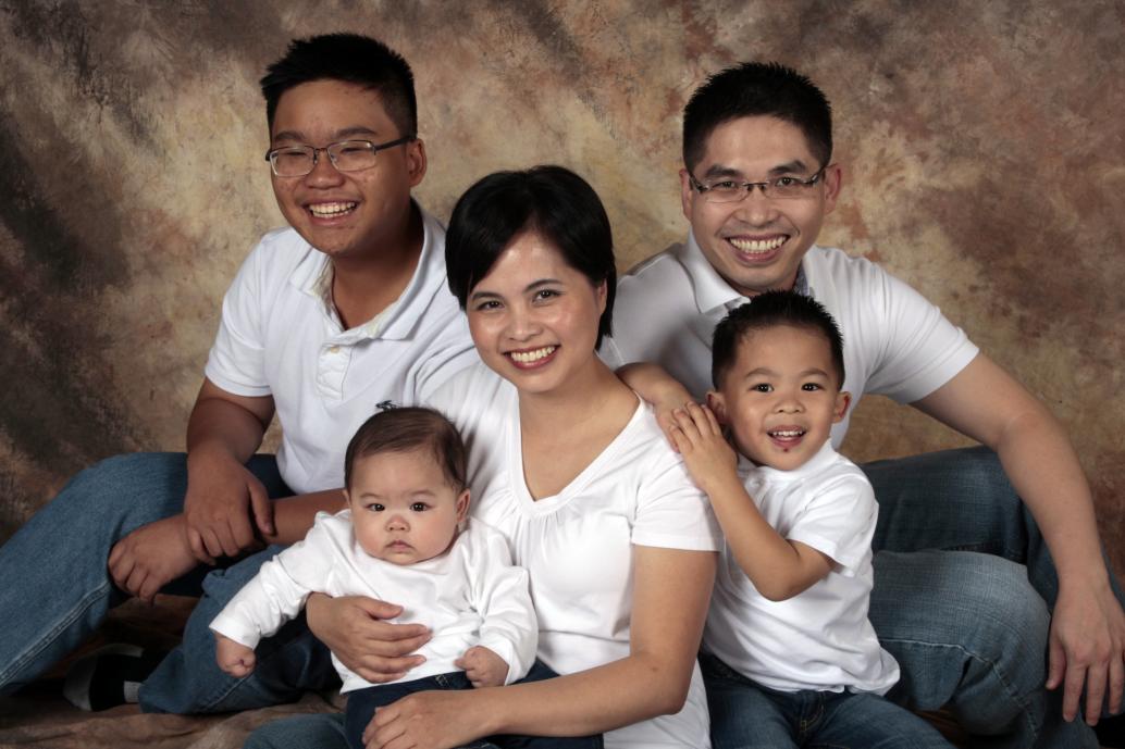 Ngày 11/7/2012 nhà mình đi chụp hình để làm thiệp Noel tặng mọi người.  Đầu tiên là đầy đủ cả nhà.