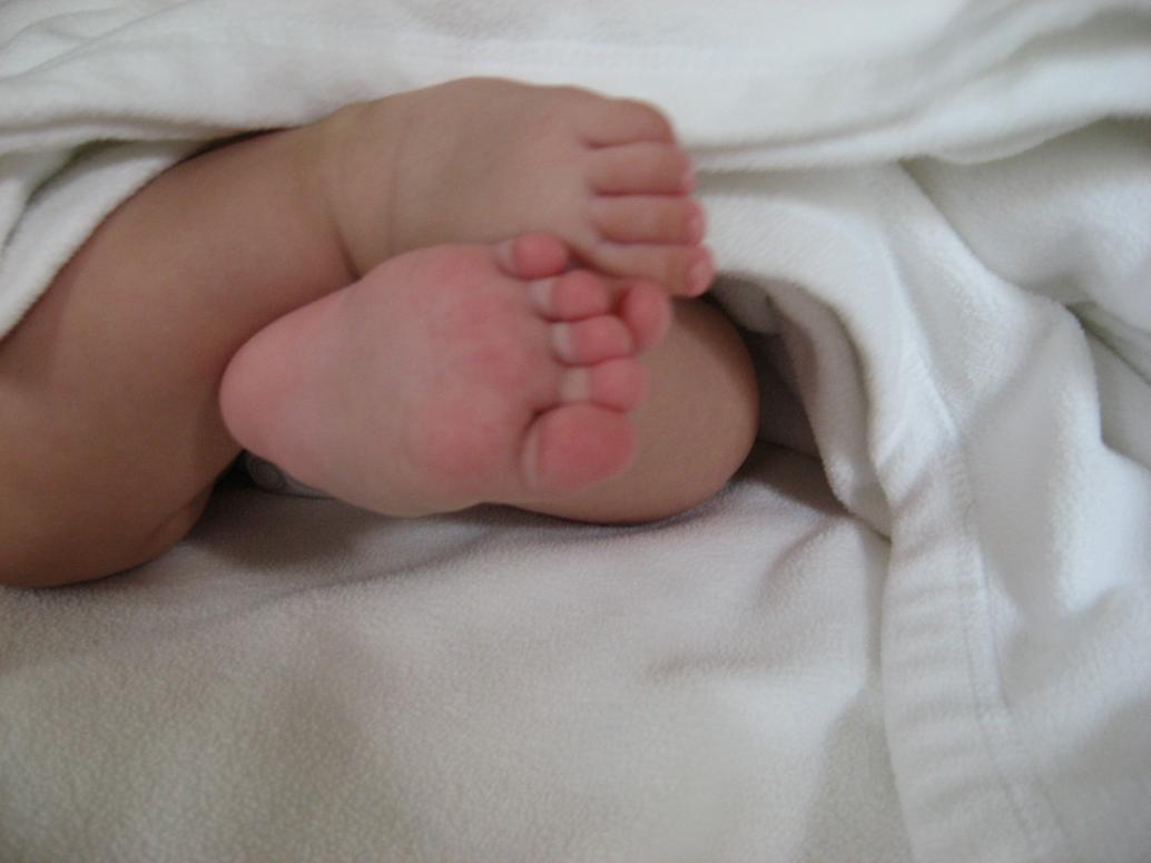 ...bây giờ chân con cũng nhỏ xíu nhưng mà mập mạp, Mẹ tìm giày mệt nghỉ, không đôi nào vừa.