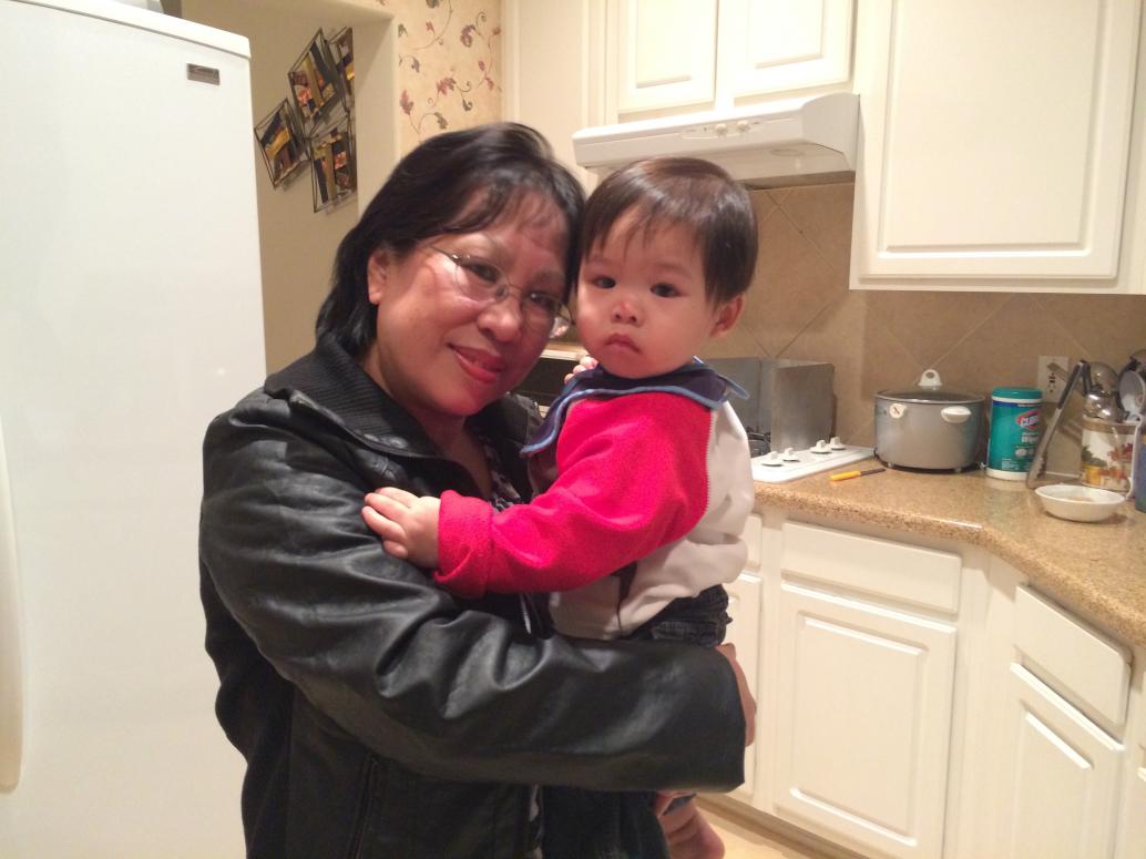 Cúc Ky mới gặp lại Nội nên còn lạ.