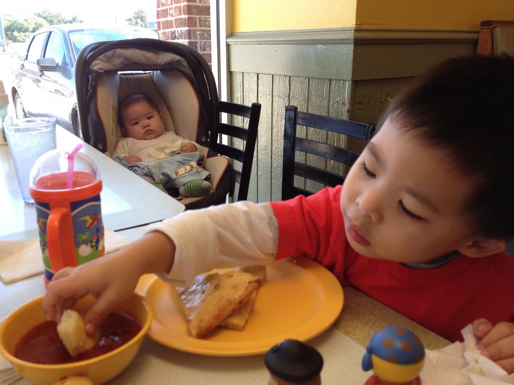 Ngày 11/4/2012 mình đi tiệm Cici's ăn pizza.