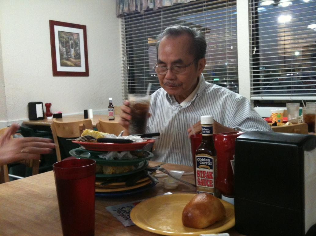 Ông Ngoại ăn giỏi chưa nè? Thiệt ra Ngoại chỉ ăn 1 dĩa thôi, hơi đầy, hihi.