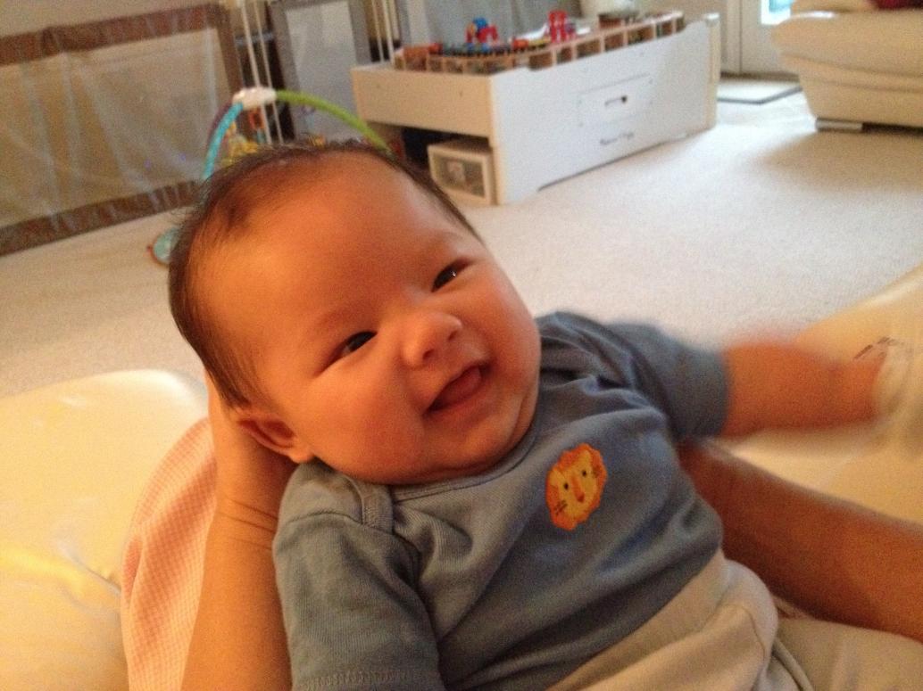 Ngày 8/15/2012 Mẹ trở lại làm sau 2 tháng nghỉ ở nhà với em. Tối gặp lại Mẹ em cười thật tươi.