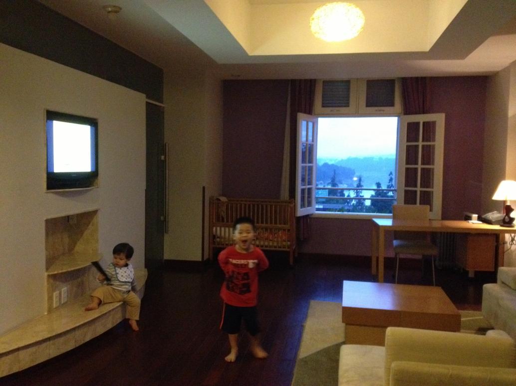 Hai đứa chưa quen giờ, dậy sớm chạy lung tung trong phòng khách.