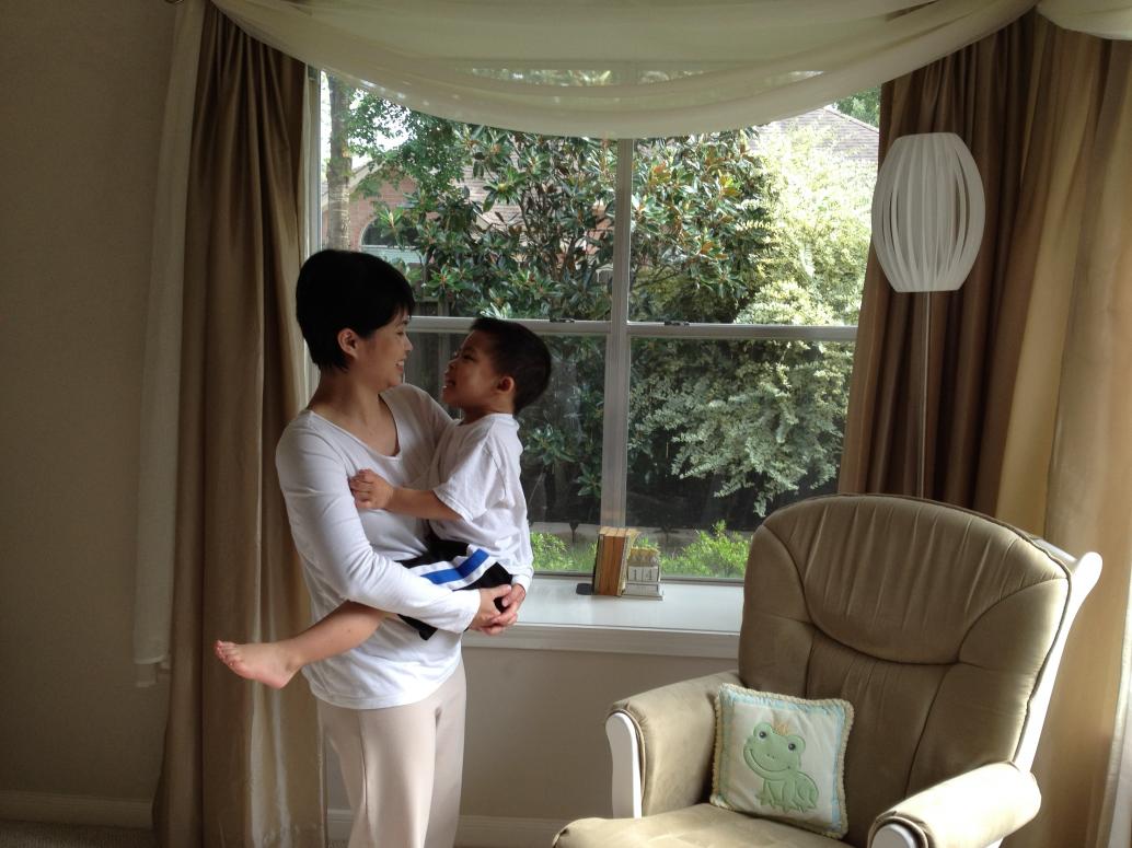 Bây giờ thấy Mẹ chụp với em cũng nhào lên đòi chụp.