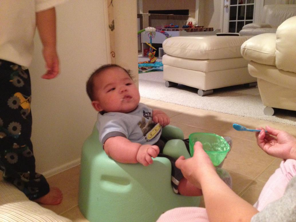 Ngày 10/21/2012 em ăn bột lần đầu tiên.  Mới đầu còn nhăn nhăn, sau đó ăn hết sạch.