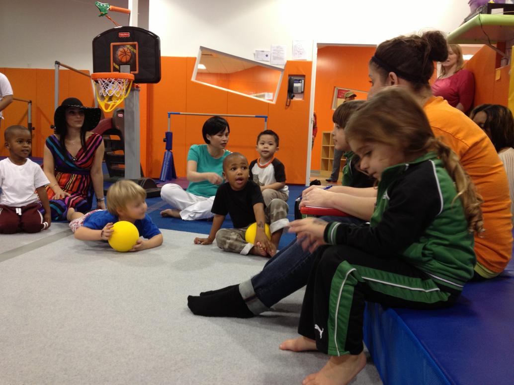 Rồi tới màn' viết' truyện khủng long và cậu bé tên Viên.