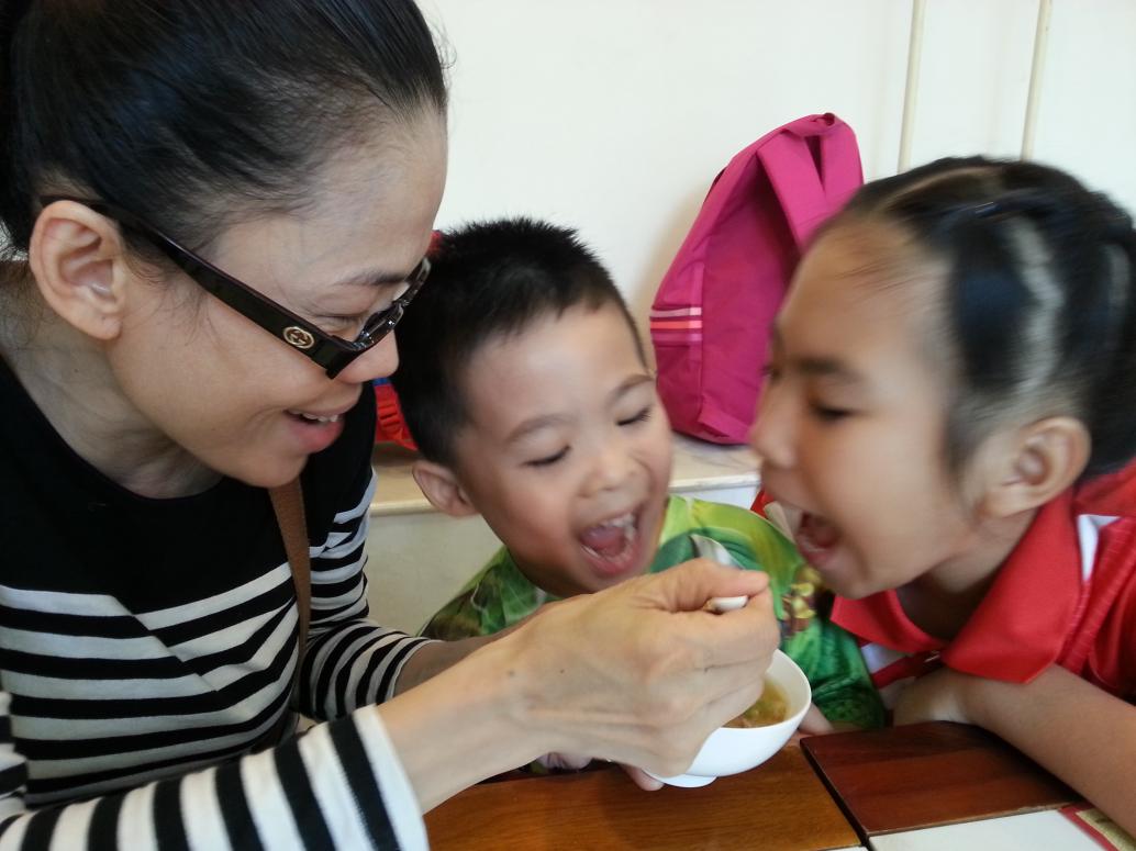 Cúc Cu vui lắm, chơi với tất cả các anh chị.