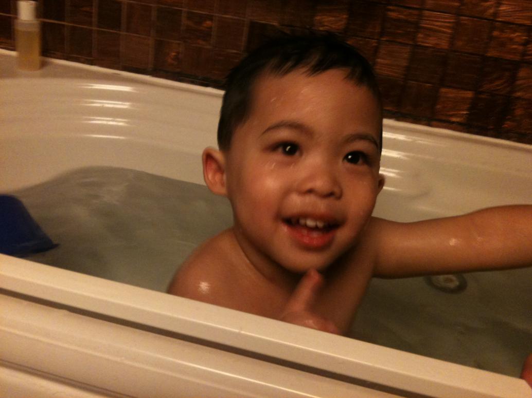 Bồn tắm trên thuyền cũng vui ha Ba.