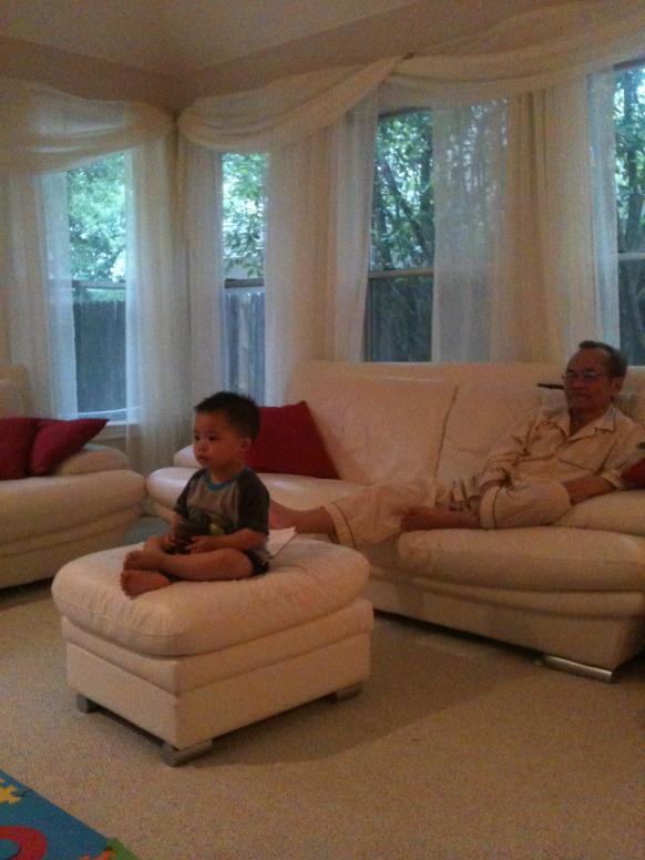 Về nhà rồi, coi TV thôi Ngoại ơi.