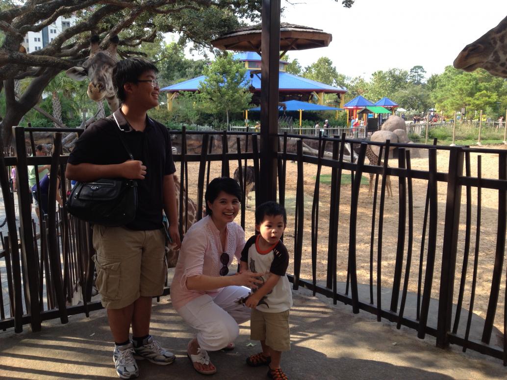 Ngày 9/23/2012 mình đi Sở Thú chơi. Con thích nhất là cho hươu cao cổ ăn.