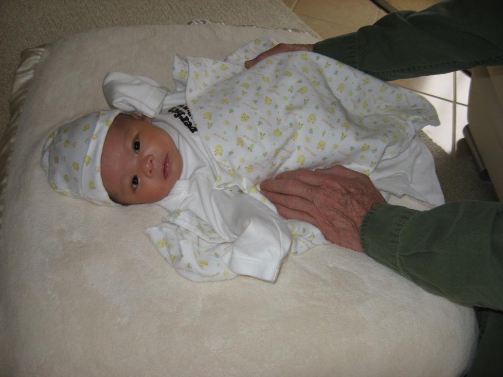 Con 3 tuần tuổi chỉ thích mở mắt dòm mọi người đi qua lại.