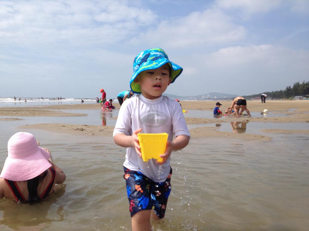 Cúc Cu cũng tha hồ chơi cát với Chị Chin.