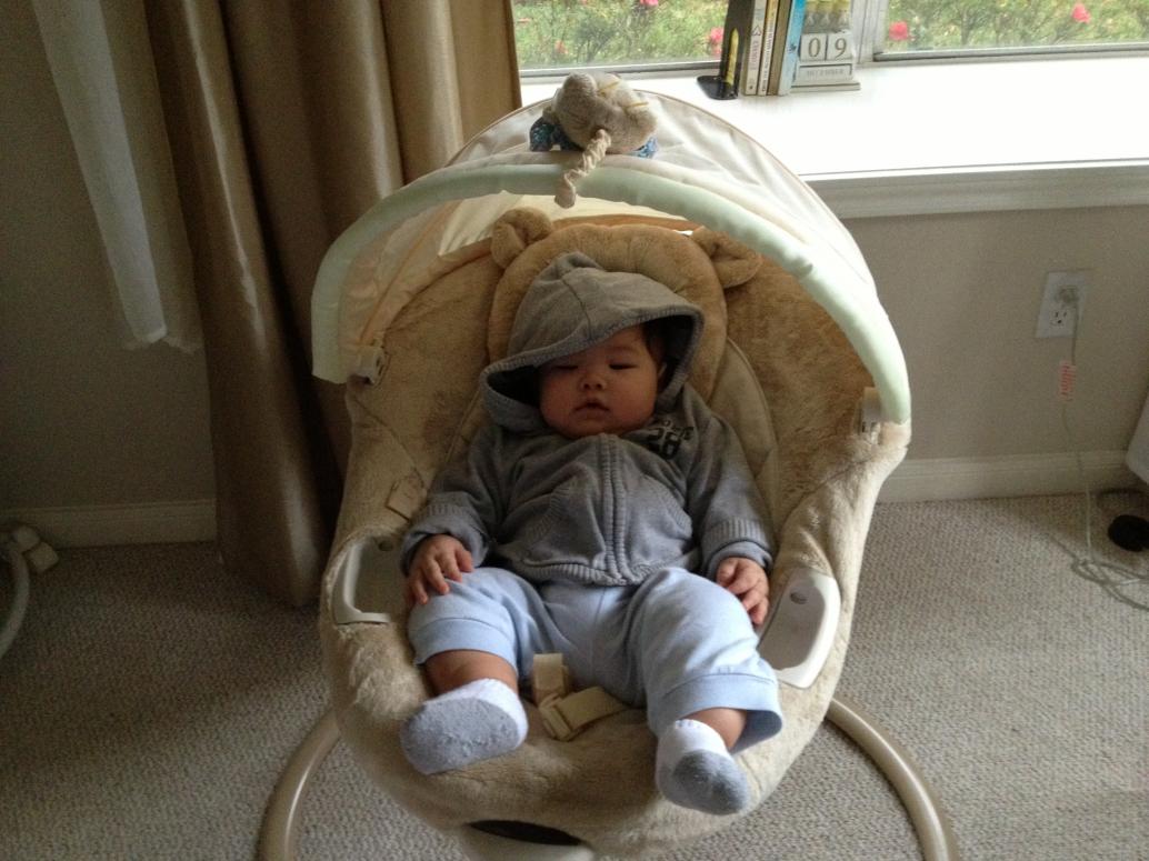 Ngày 1/1/2013 Cúc Ky 6 tháng rưỡi. Em hết chịu nằm trong ghế này để ngủ, nằm chút cho Mẹ chụp hình chơi thôi.