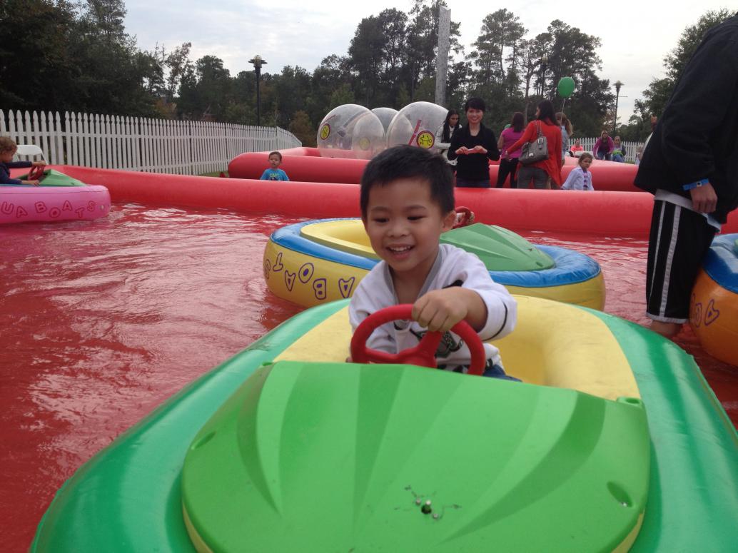 Chơi leo cột xong rồi tới chơi lái thuyền.