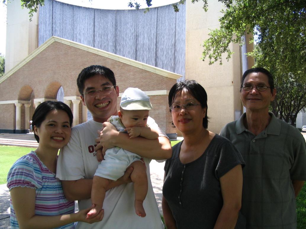 Chú Lâm chụp cho cả nhà