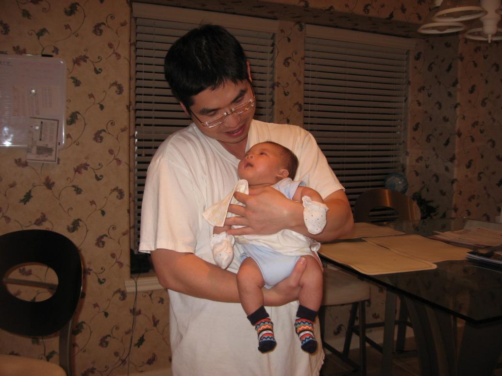 Hồi đó con đợi Ba đi làm về ẵm con...