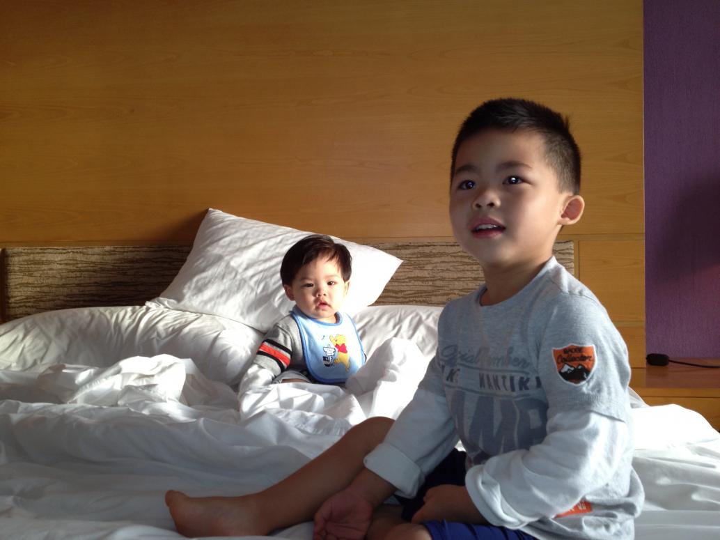 Cúc Cu ngủ giường nhỏ, Cúc Ky ngủ nôi, khi không ngủ thì leo giường Ba Mẹ chơi.