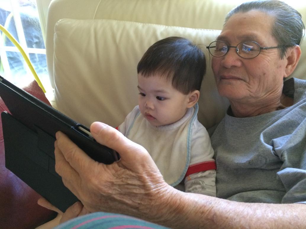 ..à há, Nội có ipad xịn...