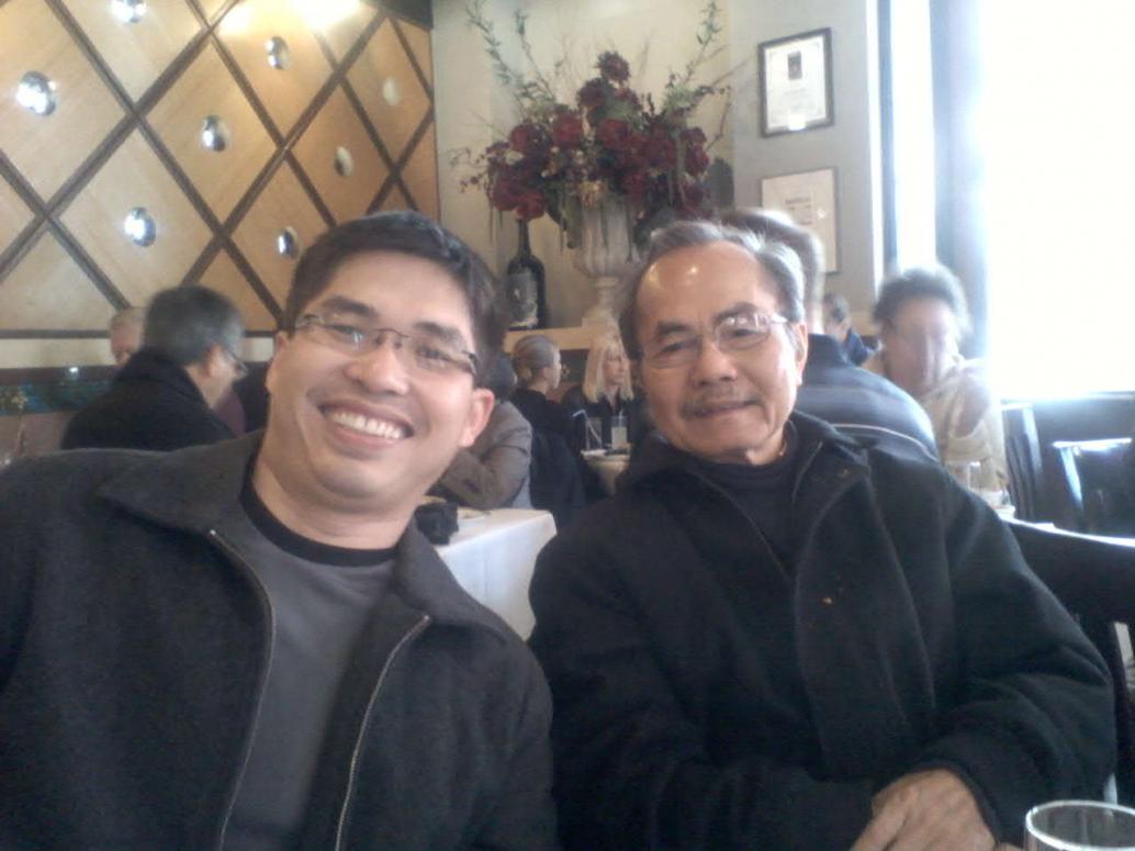 Ông Ngoại và Ba cười tươi trước khi lên xe đi tiếp.