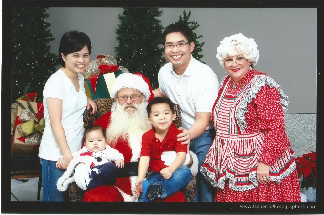 Giáng Sinh năm nay Cúc Cu hết sợ ông Santa rồi nên nhà mình được tấm hình đẹp ghê.