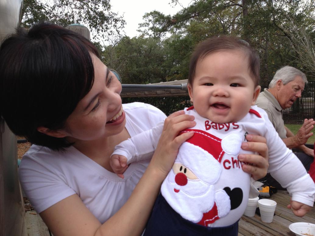 Giáng Sinh năm nay là Giáng Sinh đầu tiên của em. Mọi người đều mừng vui vì em khỏe mạnh, dễ thương quá trời, hàhà.