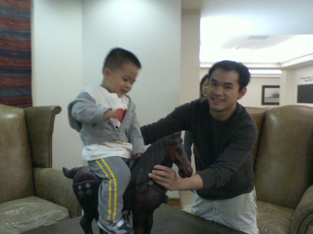 Con thấy con ngựa gỗ trên bàn là nhào lên. Chú Lâm vừa sợ con té vừa sợ ngựa gãy.