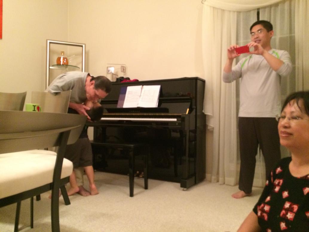 Con cám ơn Nội cho quà