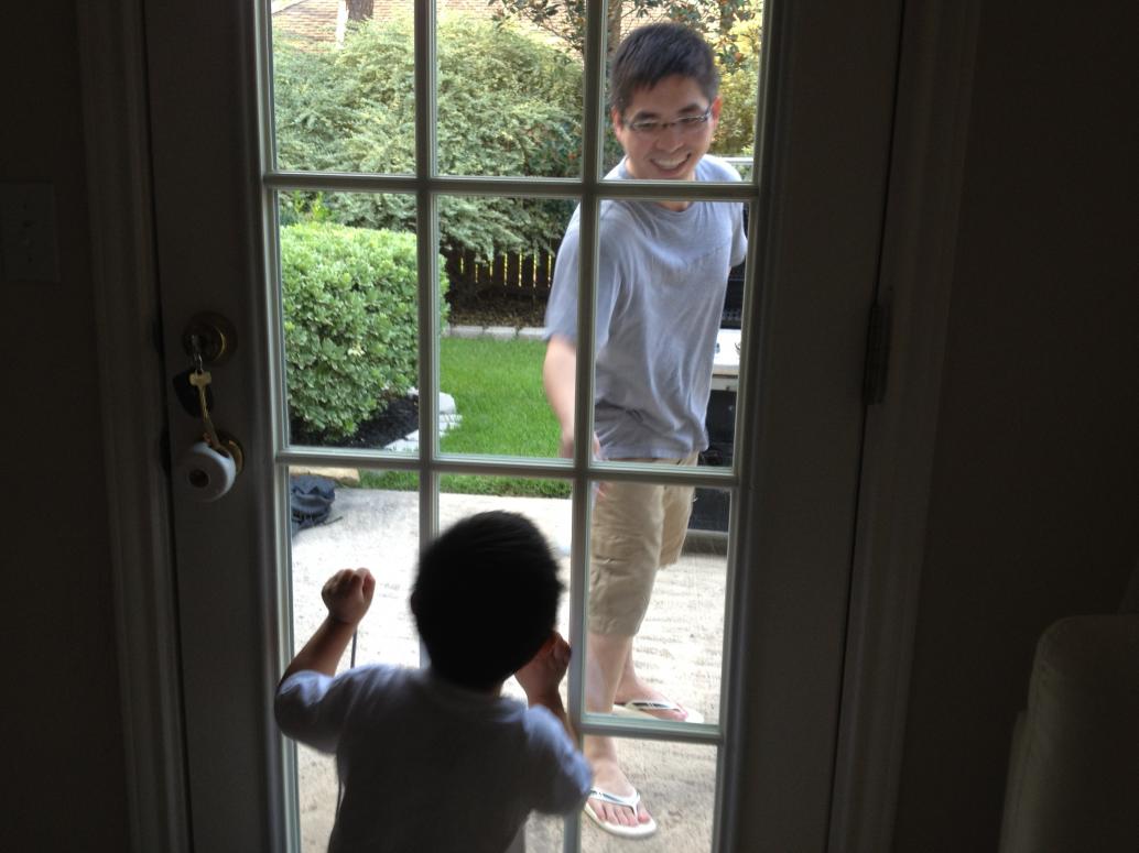 À con hả, đợi Ba nướng hot dogs xong đã.