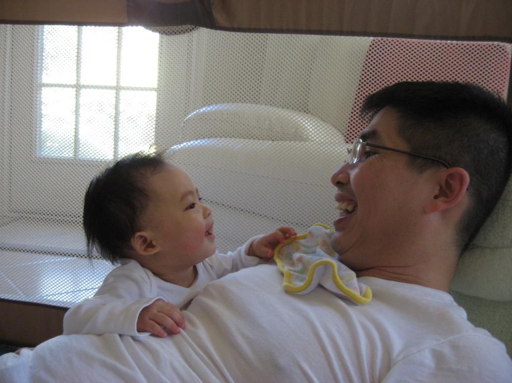 Cuối tuần ở nhà chơi với Ba Mẹ