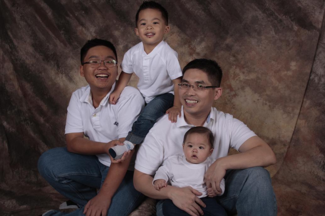 Lát hồi sau thì con không chịu đứng đằng sau nữa,