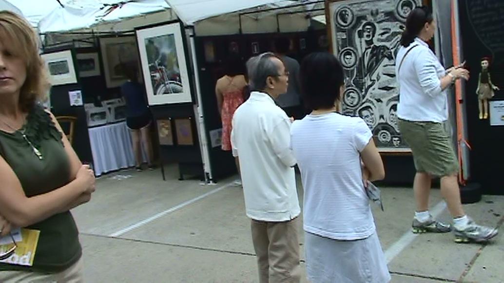 Gian hàng nào Ngoại cũng ghé vô coi không mệt. Có cái Ông Ngoại khen, 'Nó vẽ kỹ đấy'.