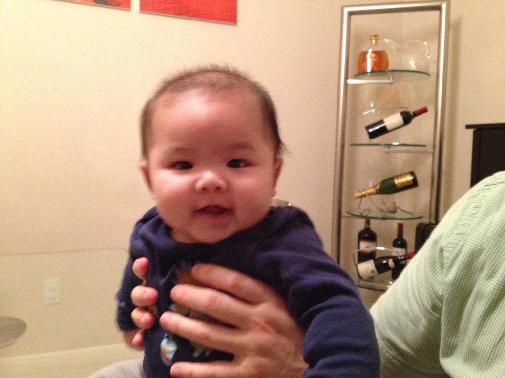 Em Cúc Ky nhìn con không rời. Lần đầu đi Halloween em chưa biết gì.  Hy vọng năm sau hai đứa cùng nắm tay nhau đi.