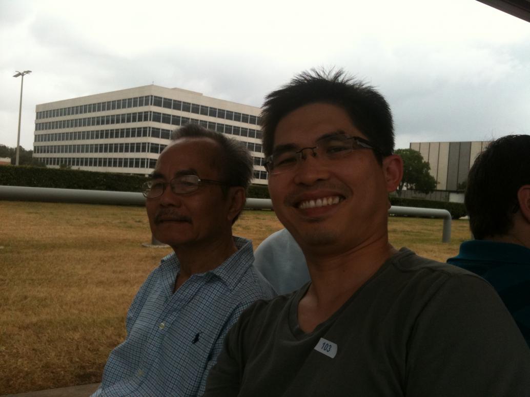 Lên xe đi vòng quanh NASA.  Đàng trai...