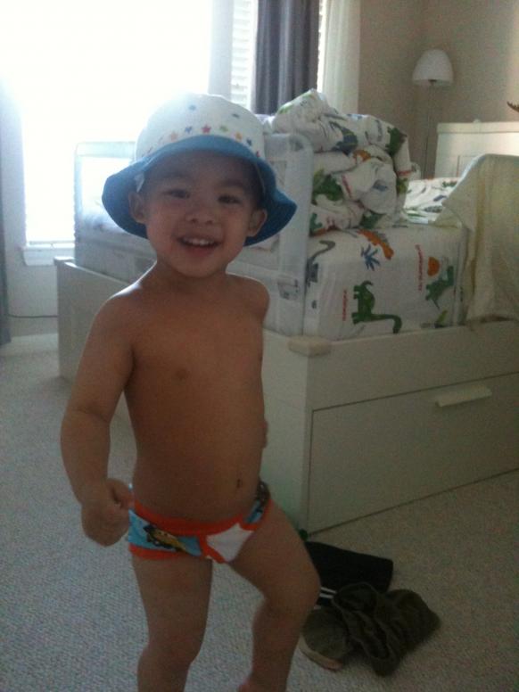 Con tự lấy quần áo mặc rồi đứng làm dáng cho Ba chụp hình.