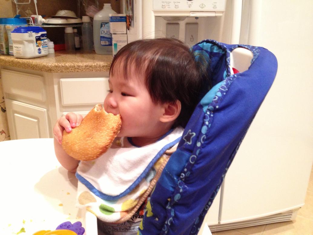 Ngày 10/24/2013, về tới nhà rồi, em ăn bánh tiêu.  Đi vòng vòng trong nhà, thấy đồ chơi nào cũng lạ.