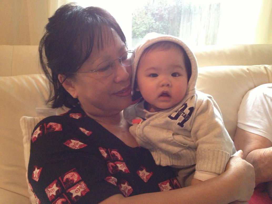 Em thì được Bà Nội bồng suốt, sướng ghê nơi.