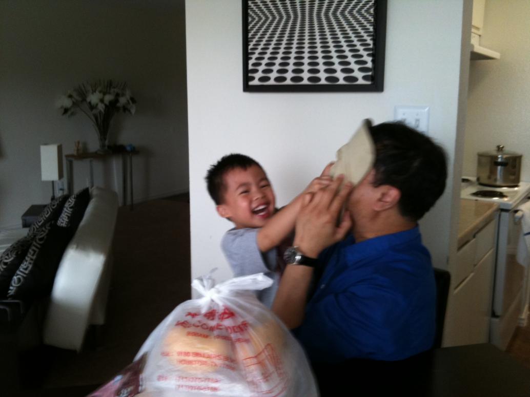 Mình ghé thăm Ông Tám, con cười giỡn liên hồi. Con g̣ọi Ông Tám là 'ong tam', rồi 'tăng tăng', rồi kêu Ông Tám là 'ông nội' luôn.