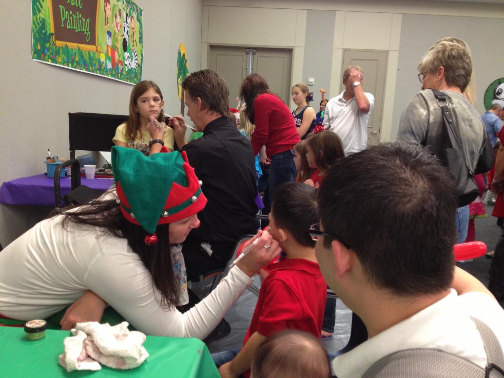 Tới màn vẽ mặt thì Cúc Ky ngủ khoèo giữa tiếng nhạc, tiếng cười nói ồn ào.