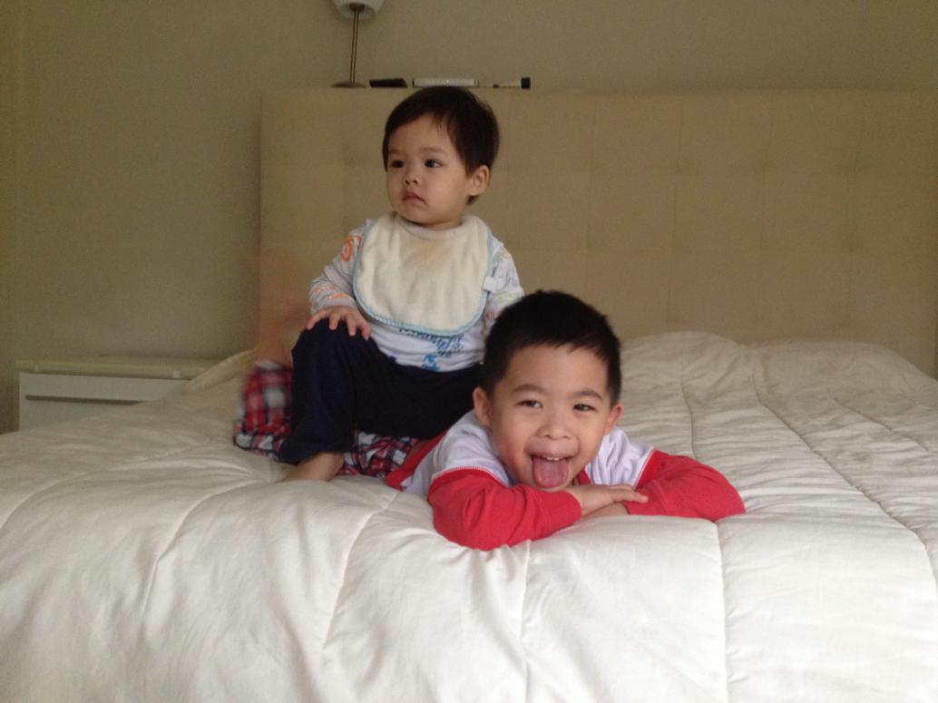 Em thích ngồi lên người con lắm.