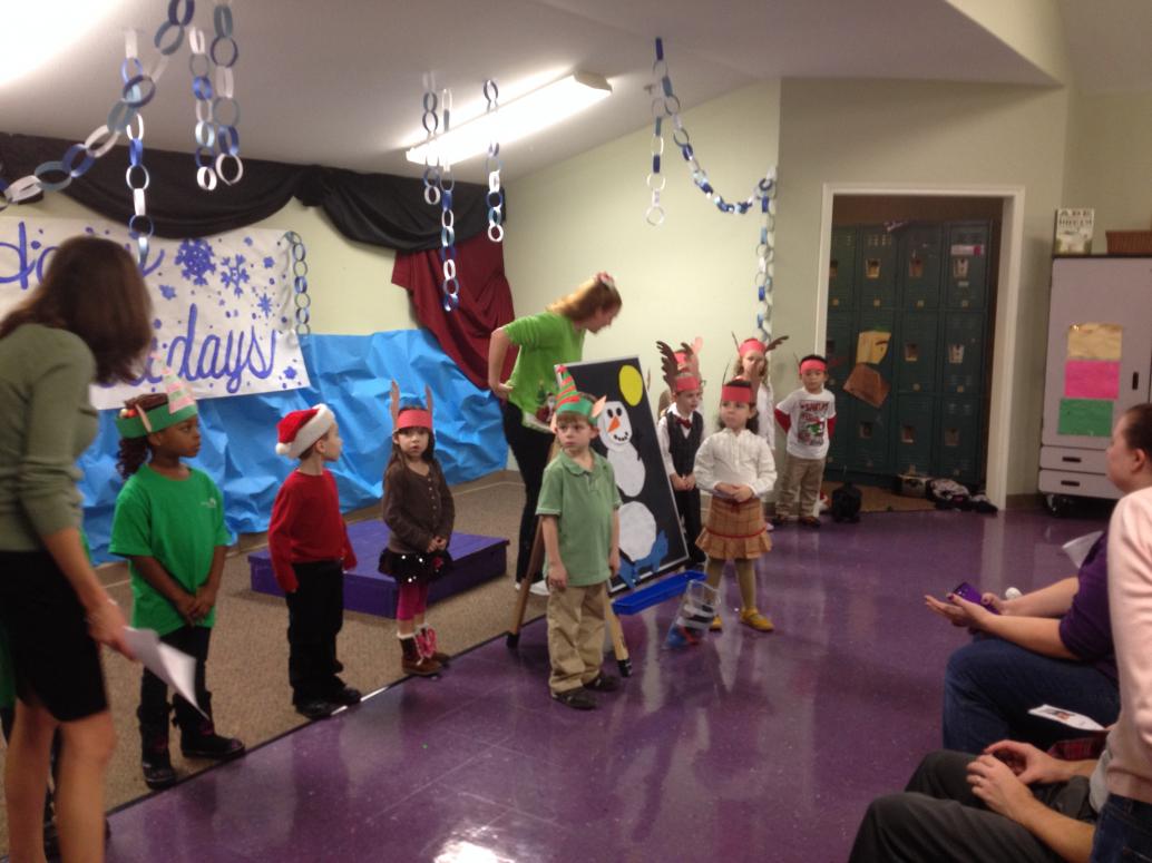 Năm nay con hát đàng hoàng, không đứng dòm khán giả nữa.