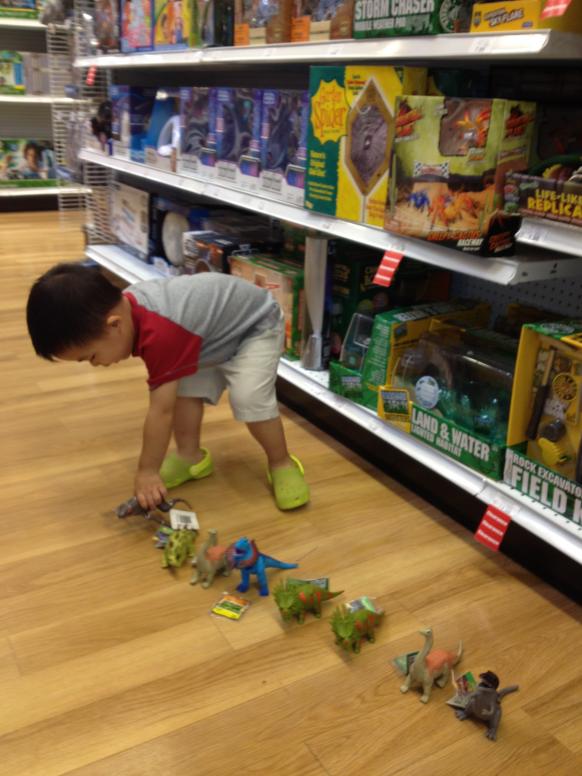 Con thì được Ba dẫn đi mua đồ chơi.  Tận hưởng những ngày cuối cùng làm con một, hihi.