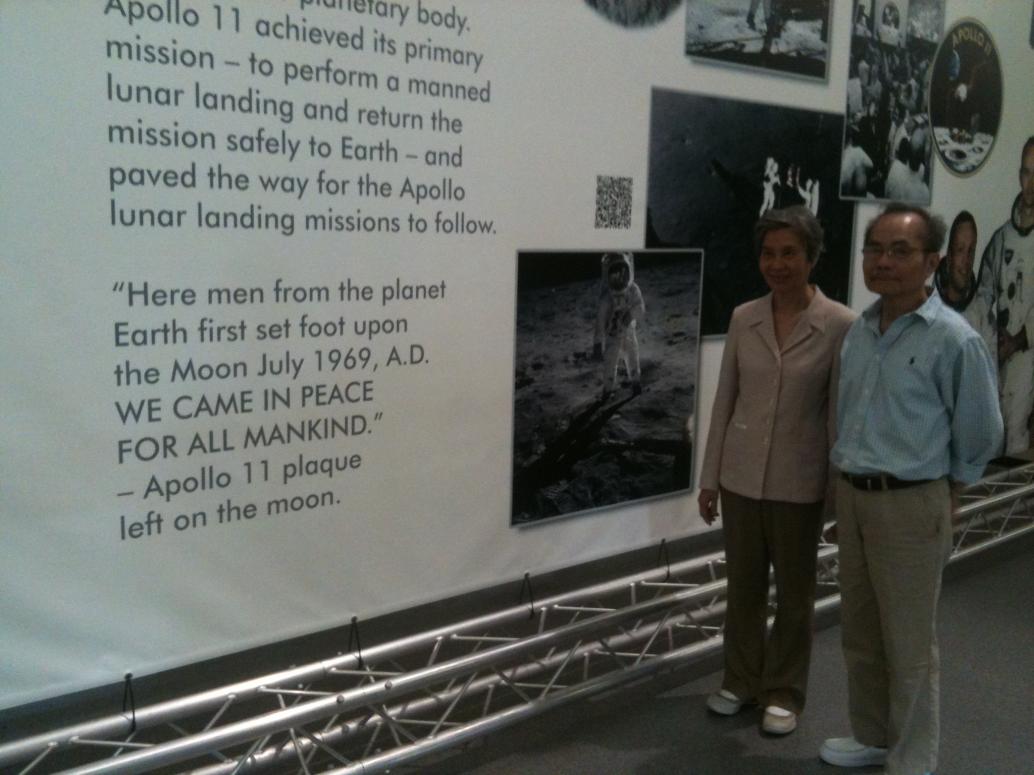 Dòng chữ trên phiến đá để lại mặt trăng.