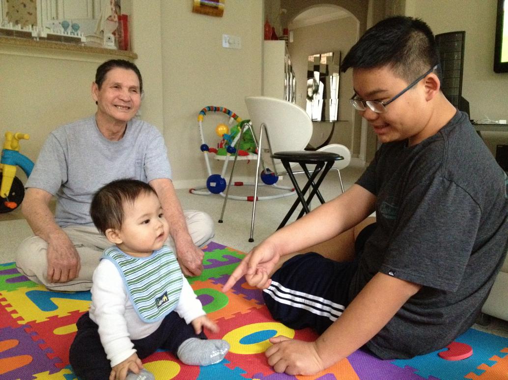 Vậy mà ngày 1/5/2013, một ngày sau khi gặp lại Nội, em biết ngồi lên.