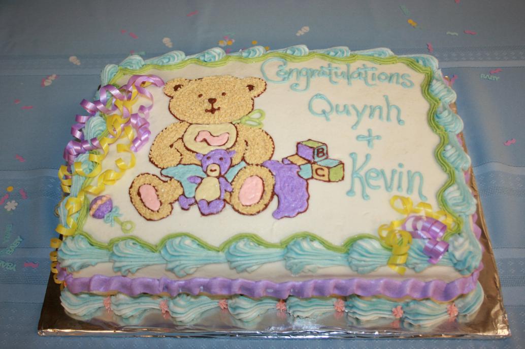 ..cả bánh kem có hình giống hình trên khăn ăn..