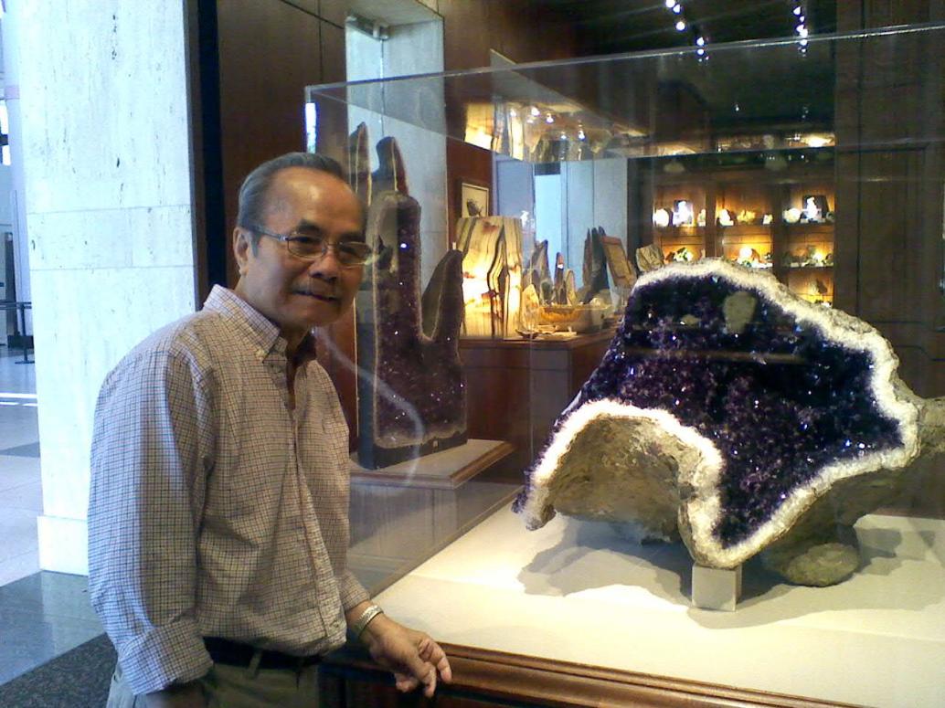 Bên trong tảng đá này màu tím đẹp quá.