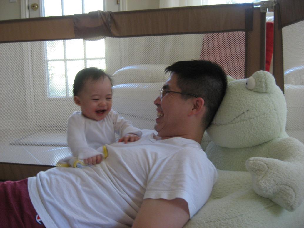 Con thích Ba nằm ra...