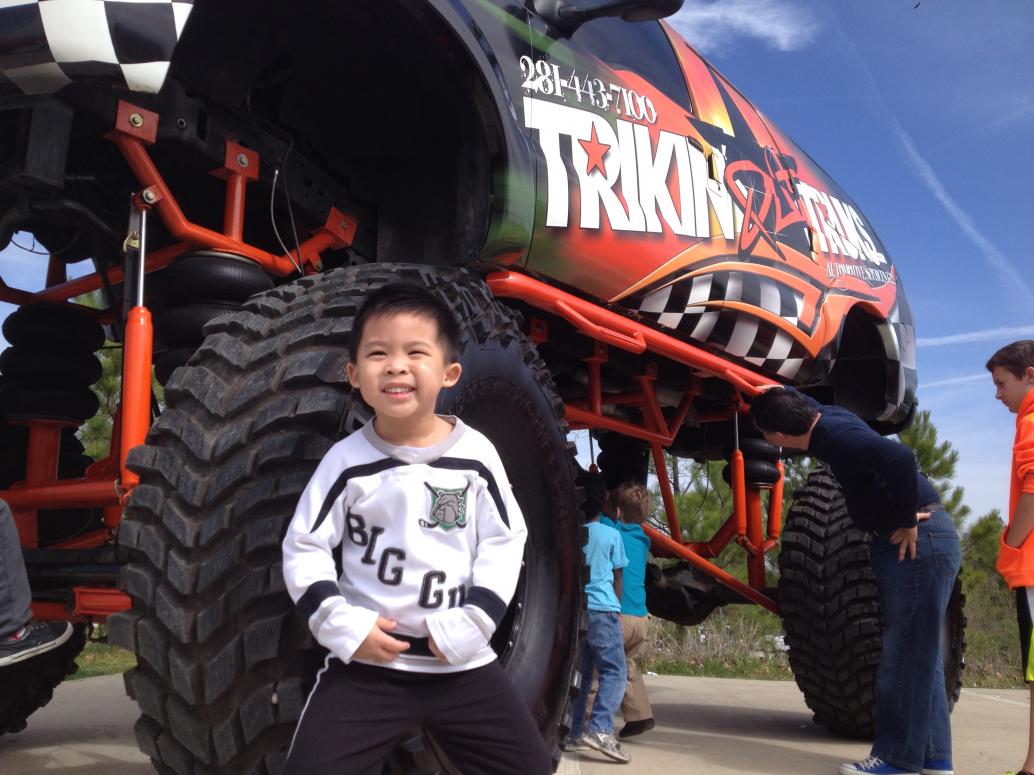 Hôm nay tình cờ gặp lúc người ta trưng bày các loại xe.