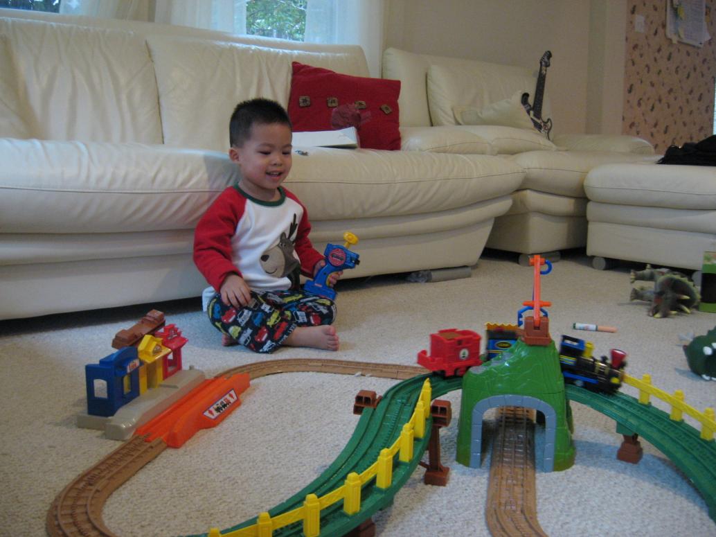 Có remote control nữa, con chơi mê say 3 ngày liền.