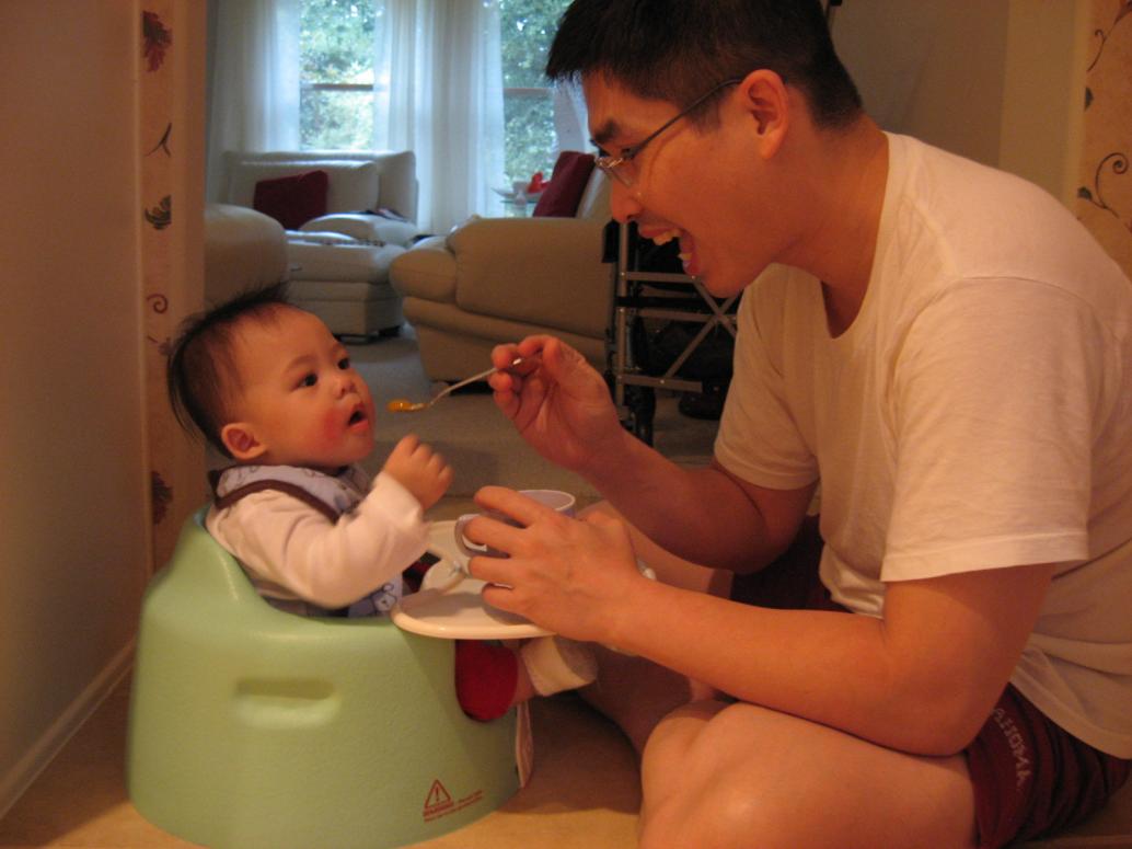 Về nhà thì con ngồi trong cái ghế nhò xíu này. Con thích được đút ăn lắm